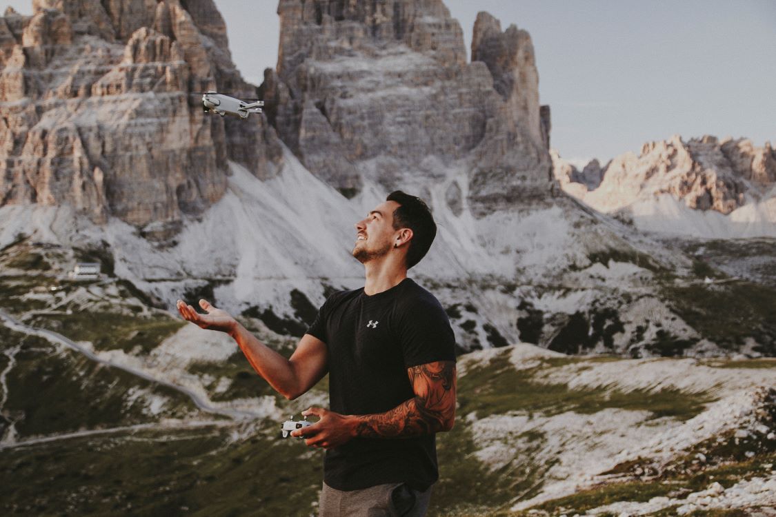 persona con montaña de fondo en dolomitas